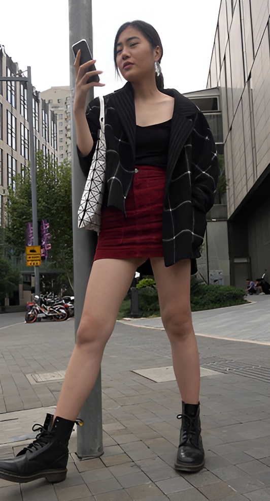 玩手机的红裙小姐姐[1.65G/MP4]