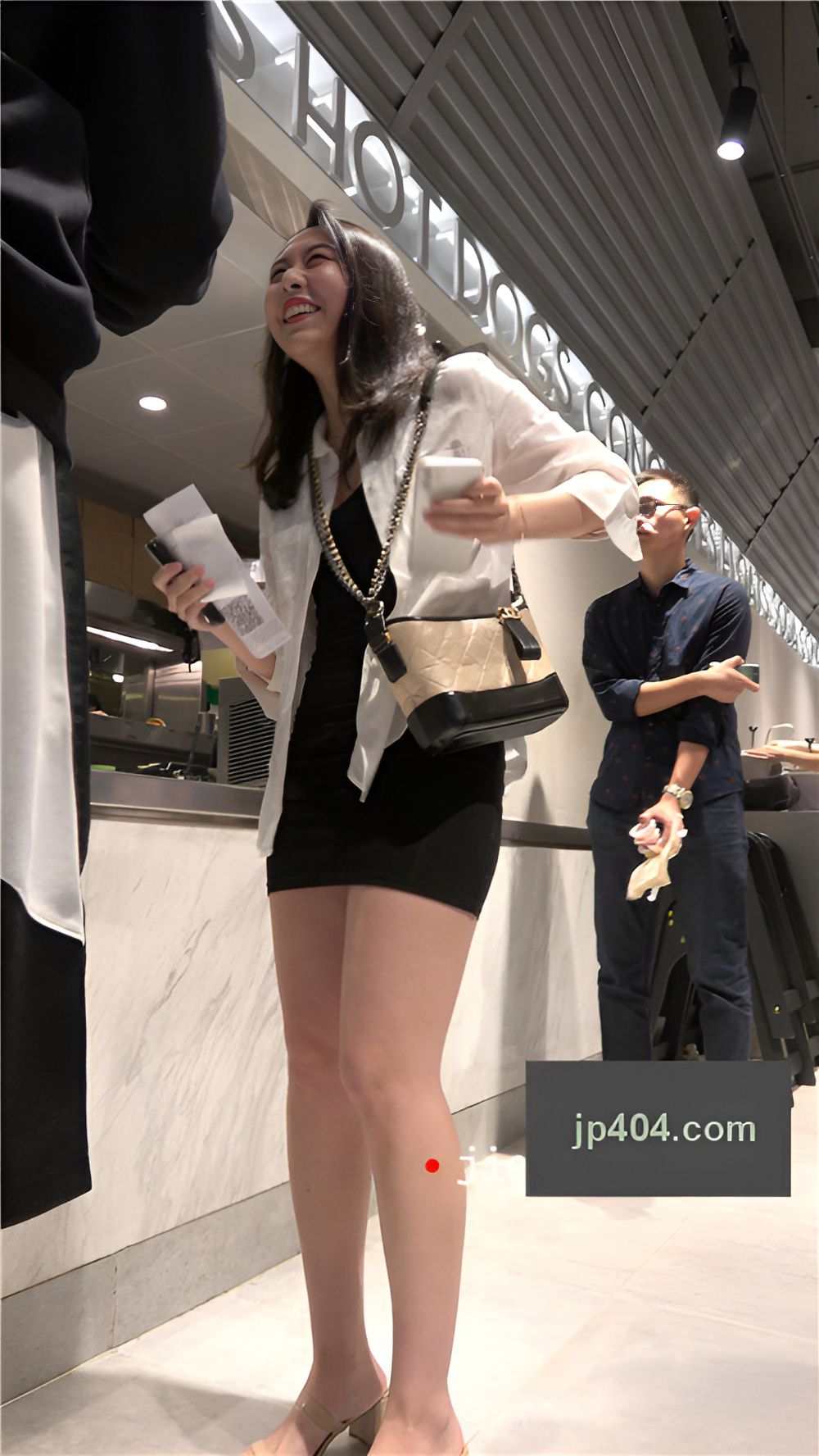 黑色连体裙美女[2.94G/MP4]