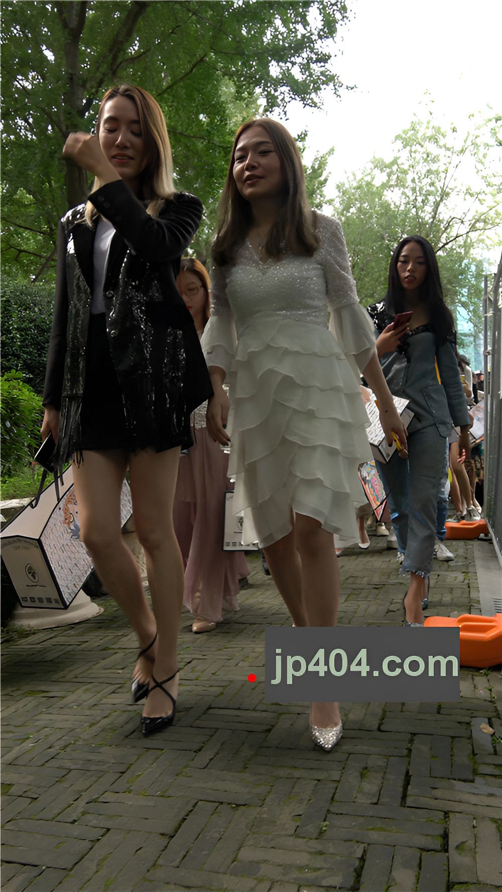 漂亮的白色连体裙小姐姐[990M/MP4]