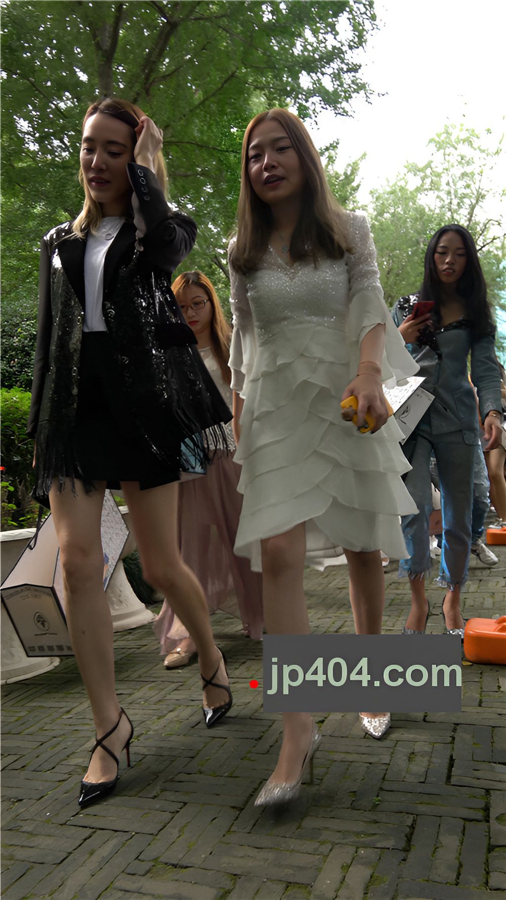 漂亮的白色连体裙小姐姐[990M/MP4]