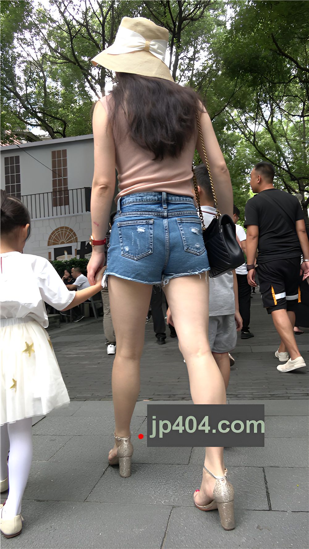 蓝色热裤美妇[1.63G/MP4]