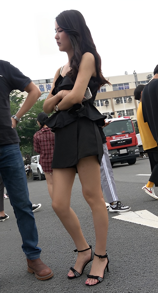 漂亮黑色连体衣小姐姐[1.97G/MP4]