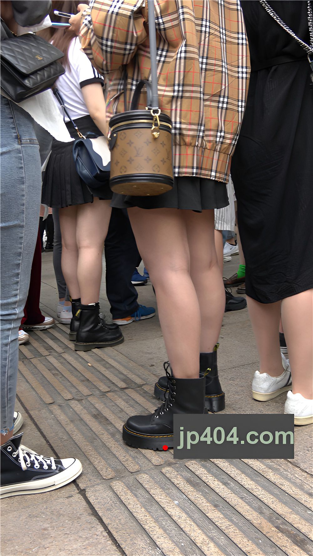 黑色短裙妹子[1.24G/MP4]