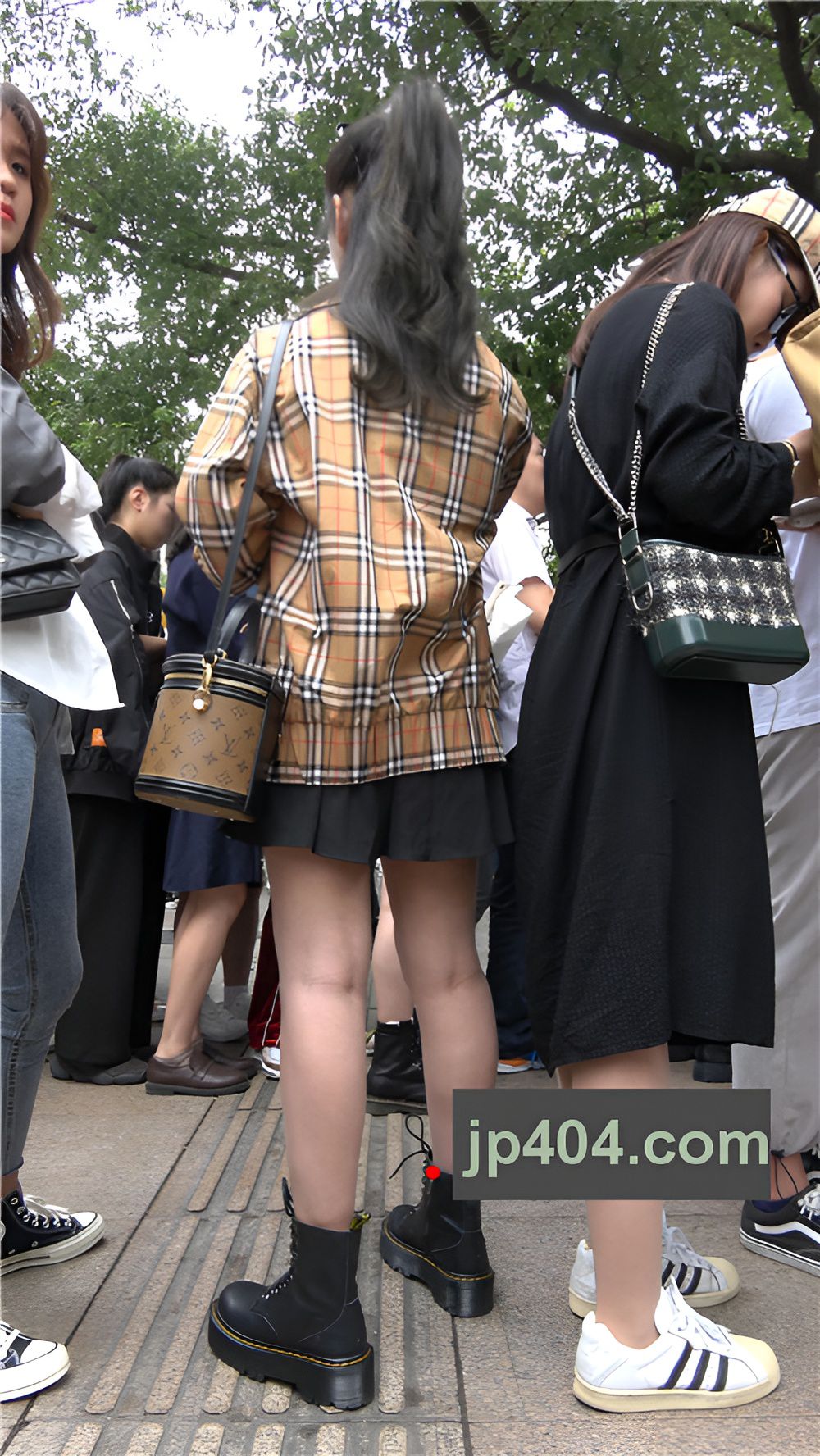 黑色短裙妹子[1.24G/MP4]