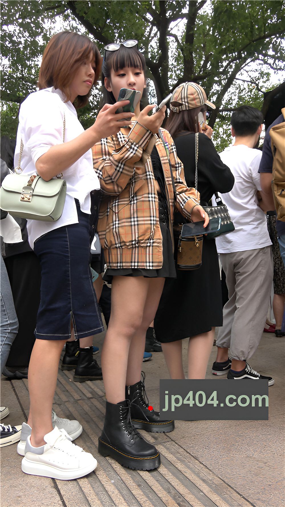 黑色短裙妹子[1.24G/MP4]