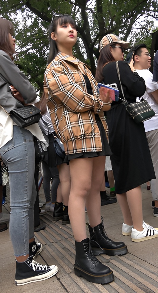 黑色短裙妹子[1.24G/MP4]