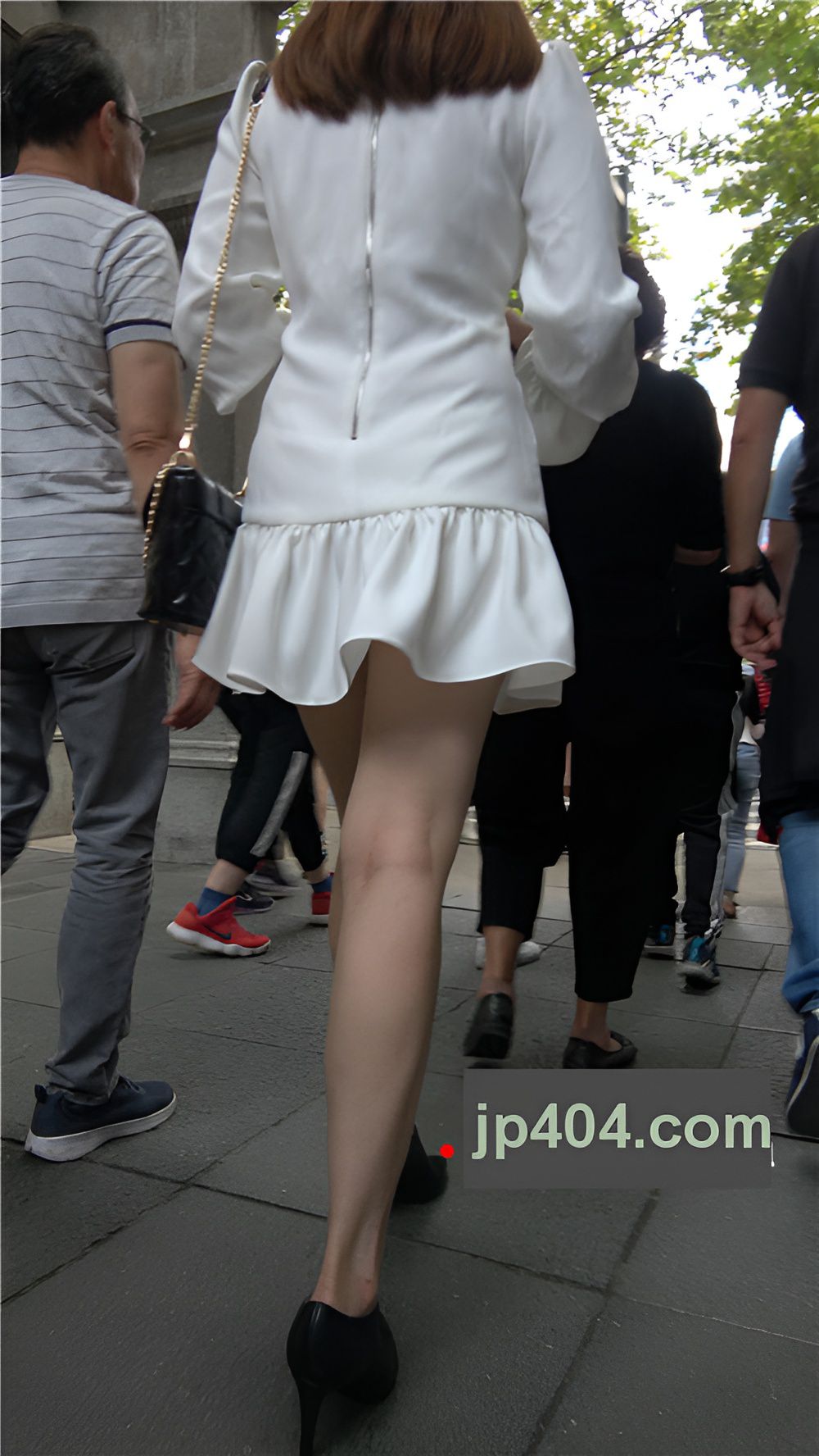 白色连体裙妹子[969M/MP4]