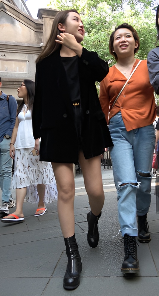 和闺蜜逛街的黑衣小妹[2.24G/MP4]