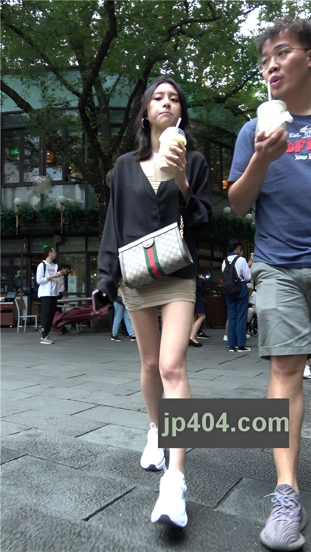 喝奶茶的包臀裙美女[1.39G/MP4]