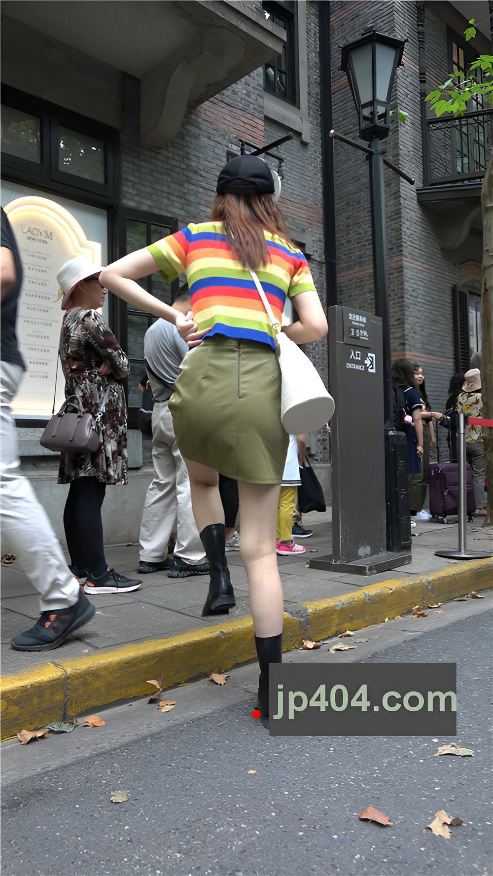 漂亮的黑色鸭舌帽小姐姐[2.3G/MP4]