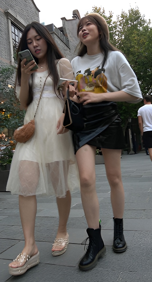 两个漂亮的美女小姐姐[1.52G/MP4]