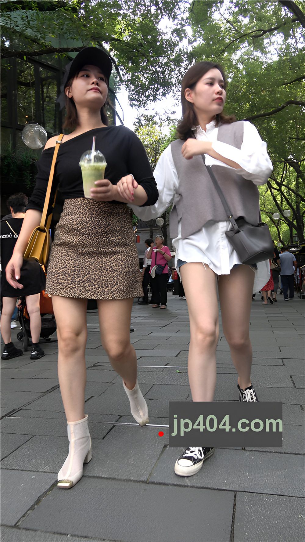 黑色鸭舌帽豹纹裙小姐姐[2.97G/MP4]