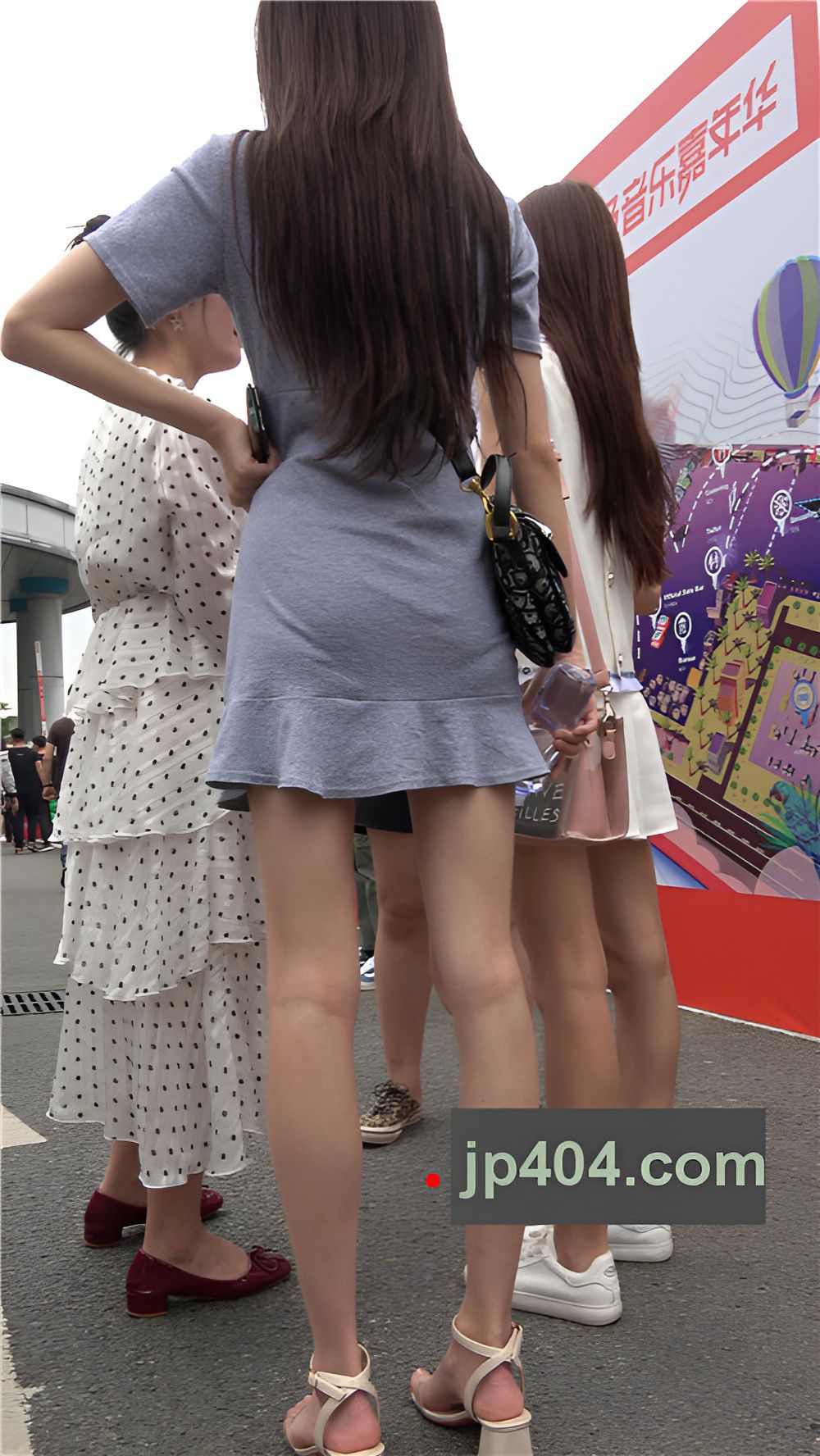 连体裙小姐姐蹲姿诱人[1.38G/MP4]