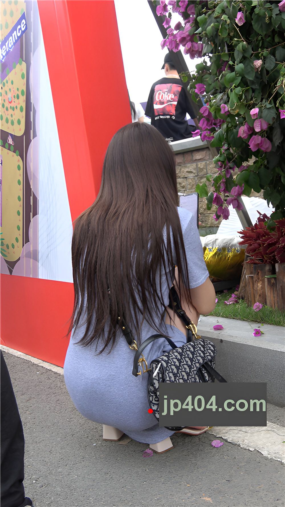 连体裙小姐姐蹲姿诱人[1.38G/MP4]