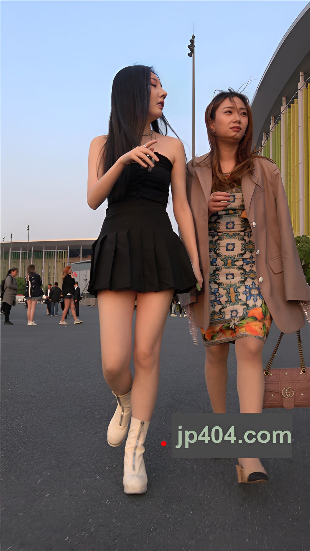 漂亮的黑色短裙小美女[1.76G/MP4]