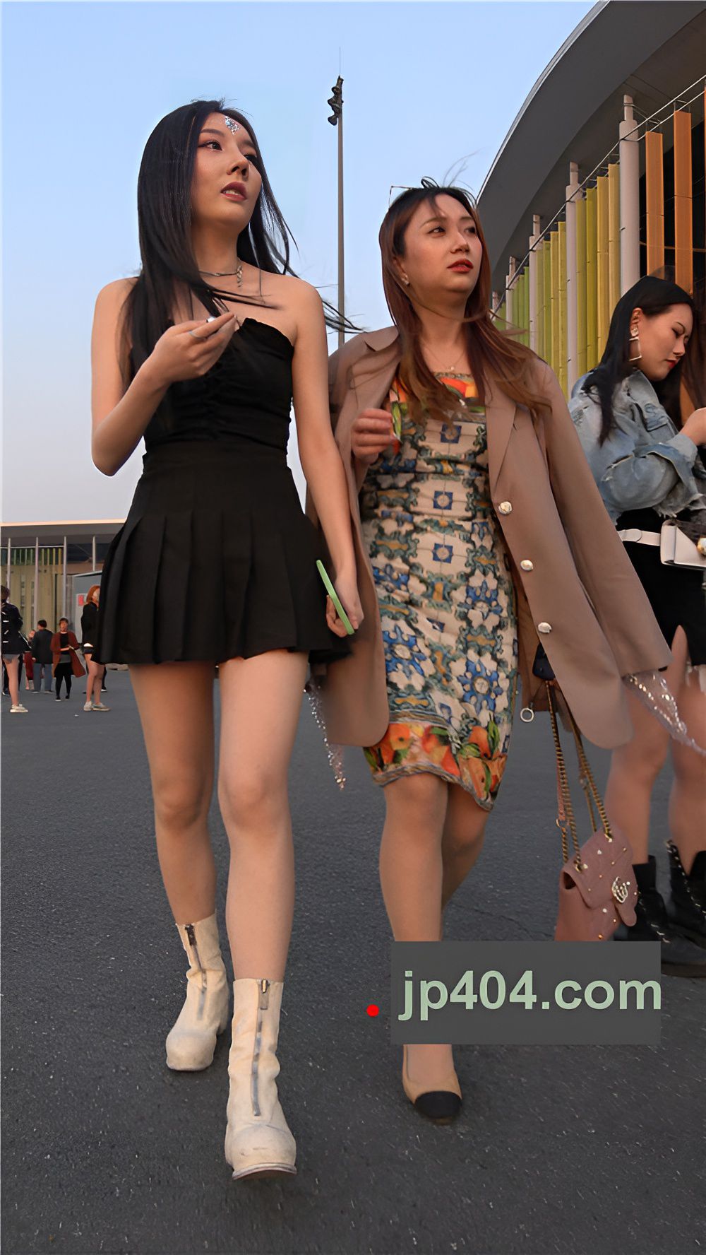 漂亮的黑色短裙小美女[1.76G/MP4]