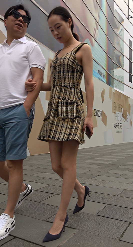 连体吊带裙小姐姐[1.83G/MP4]