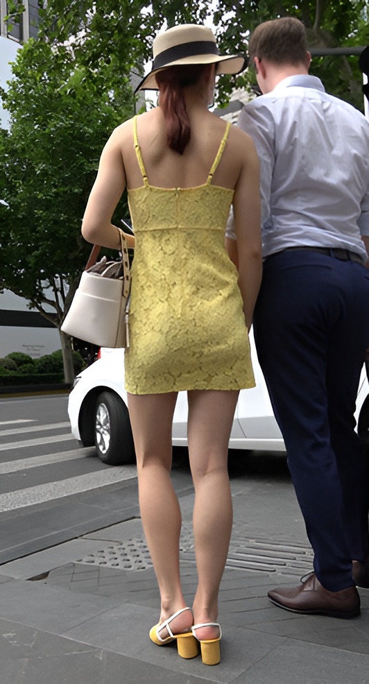 黄色吊带裙小妹[1.39G/MP4]