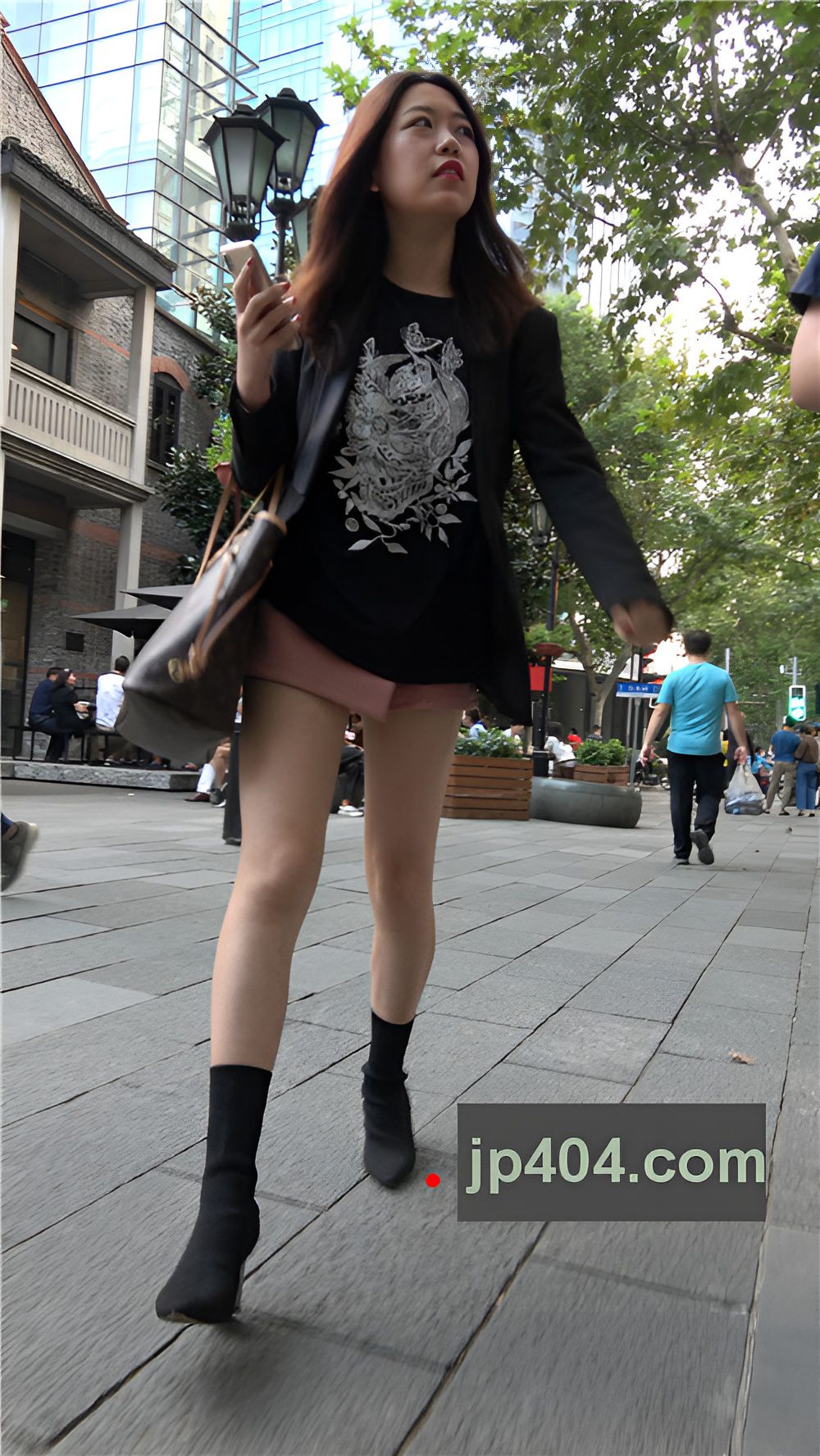 黑衣短靴小姐姐[1.16G/MP4]