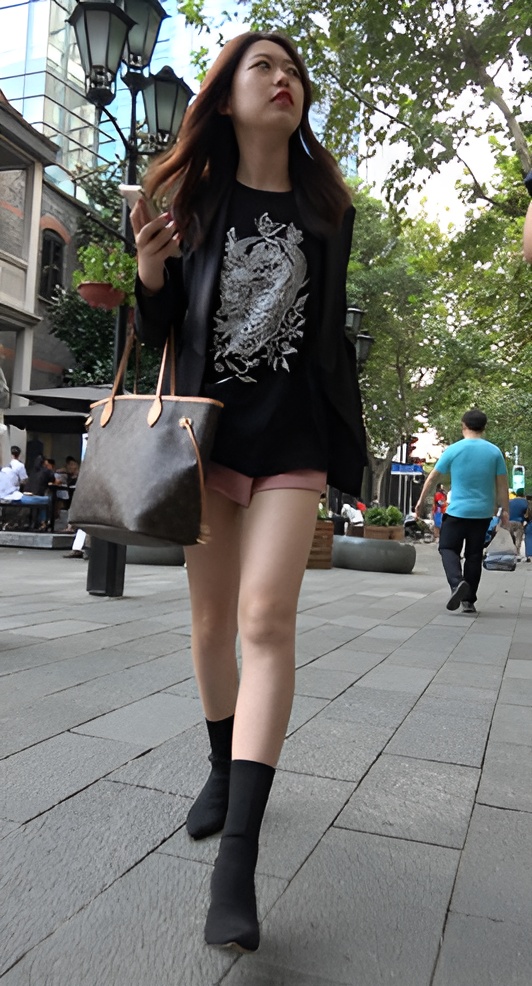 黑衣短靴小姐姐[1.16G/MP4]