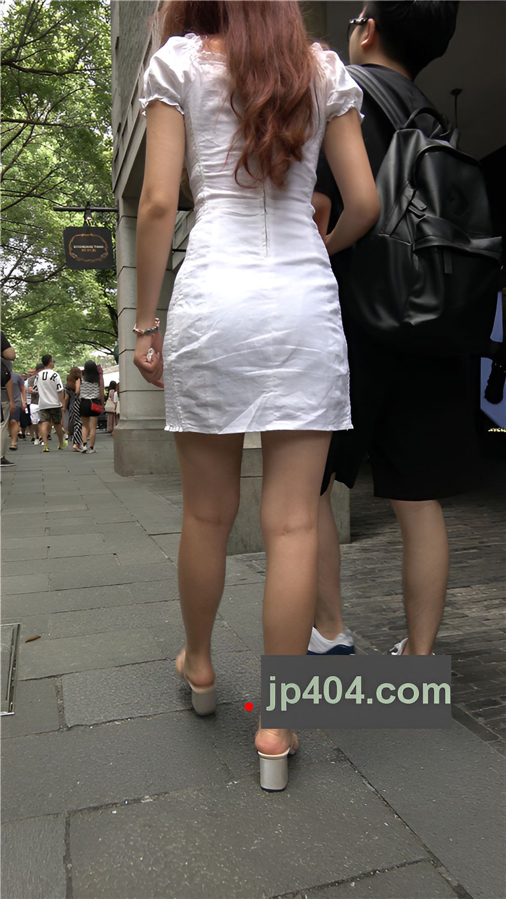 白色连体裙妹子[2.52G/MP4]