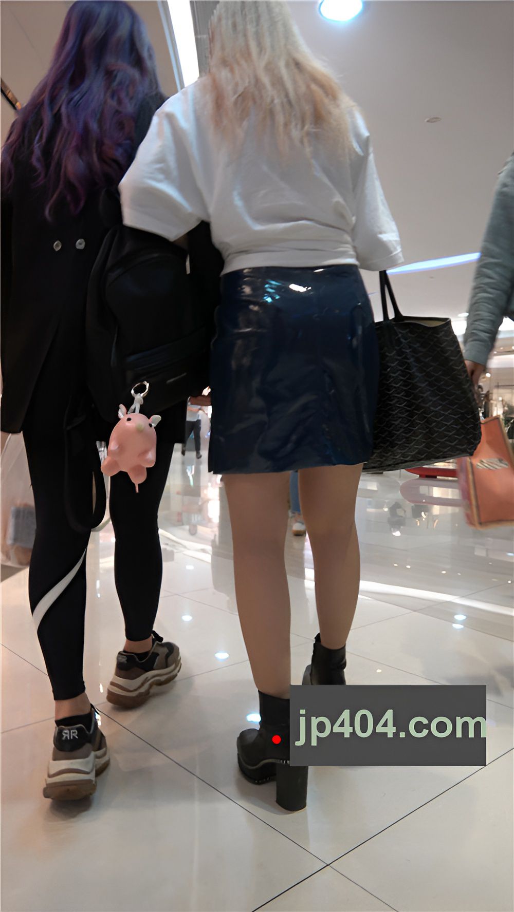 黄发皮裙美女[1.1G/MP4]