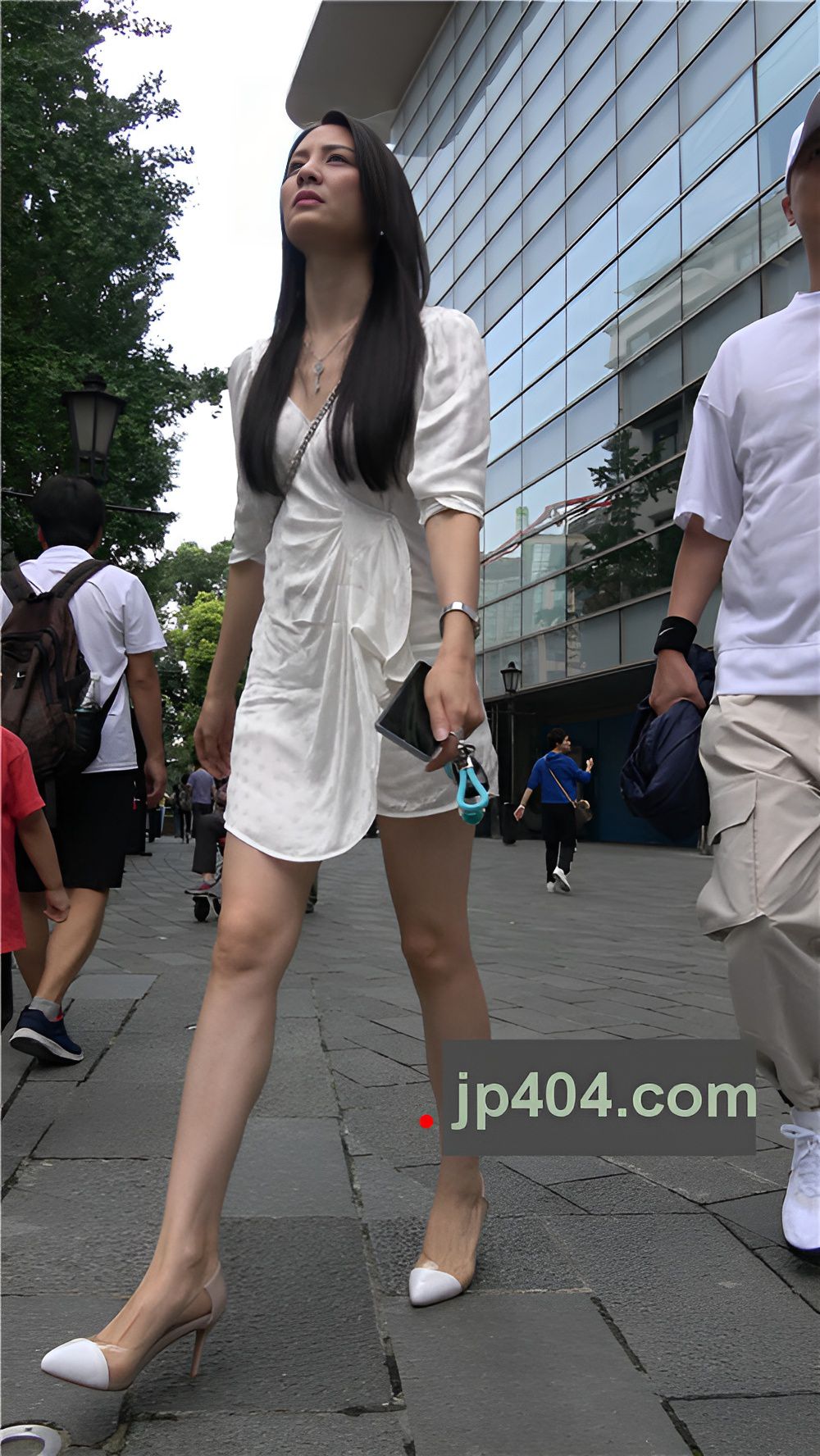 白色连衣裙小姐姐[679M/MP4]