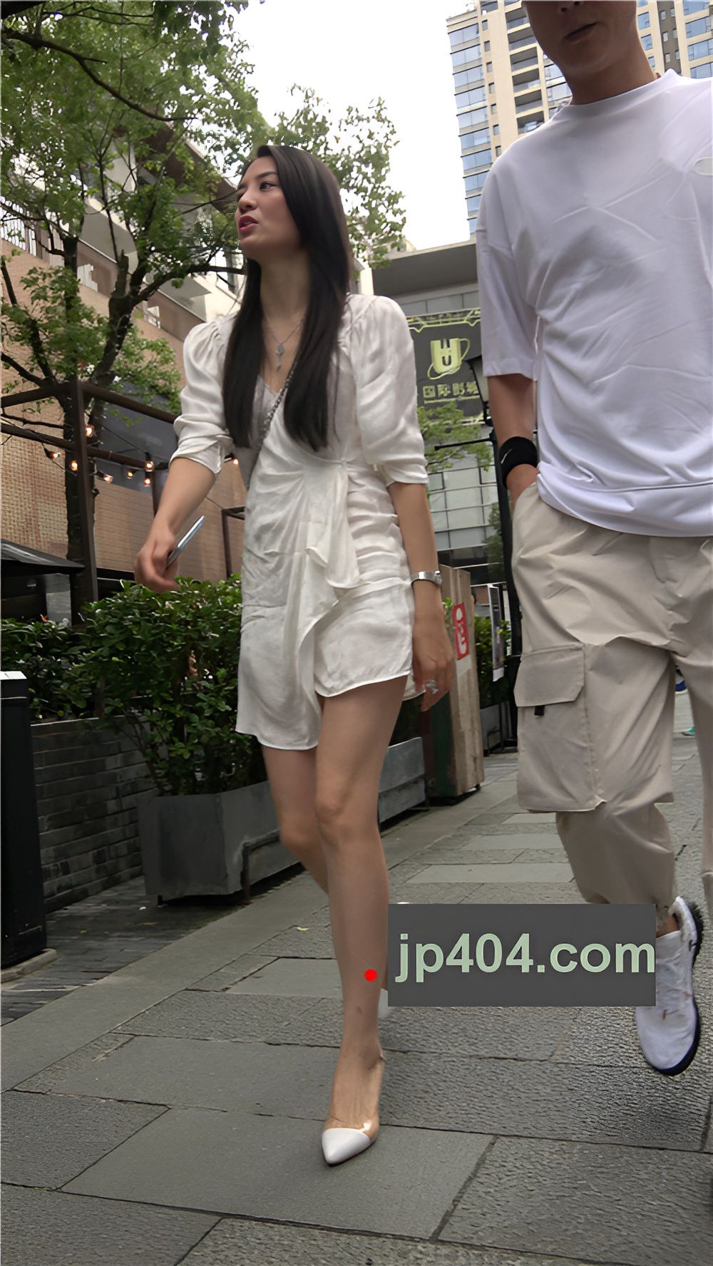 白色连衣裙小姐姐[679M/MP4]