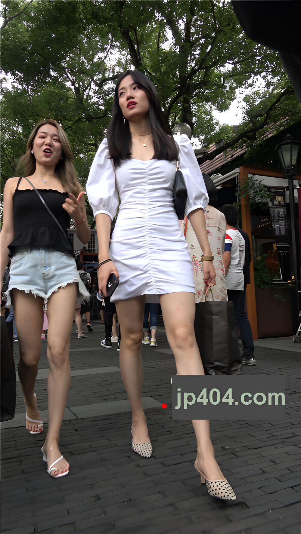 白色连体裙美女[1.68G/MP4]