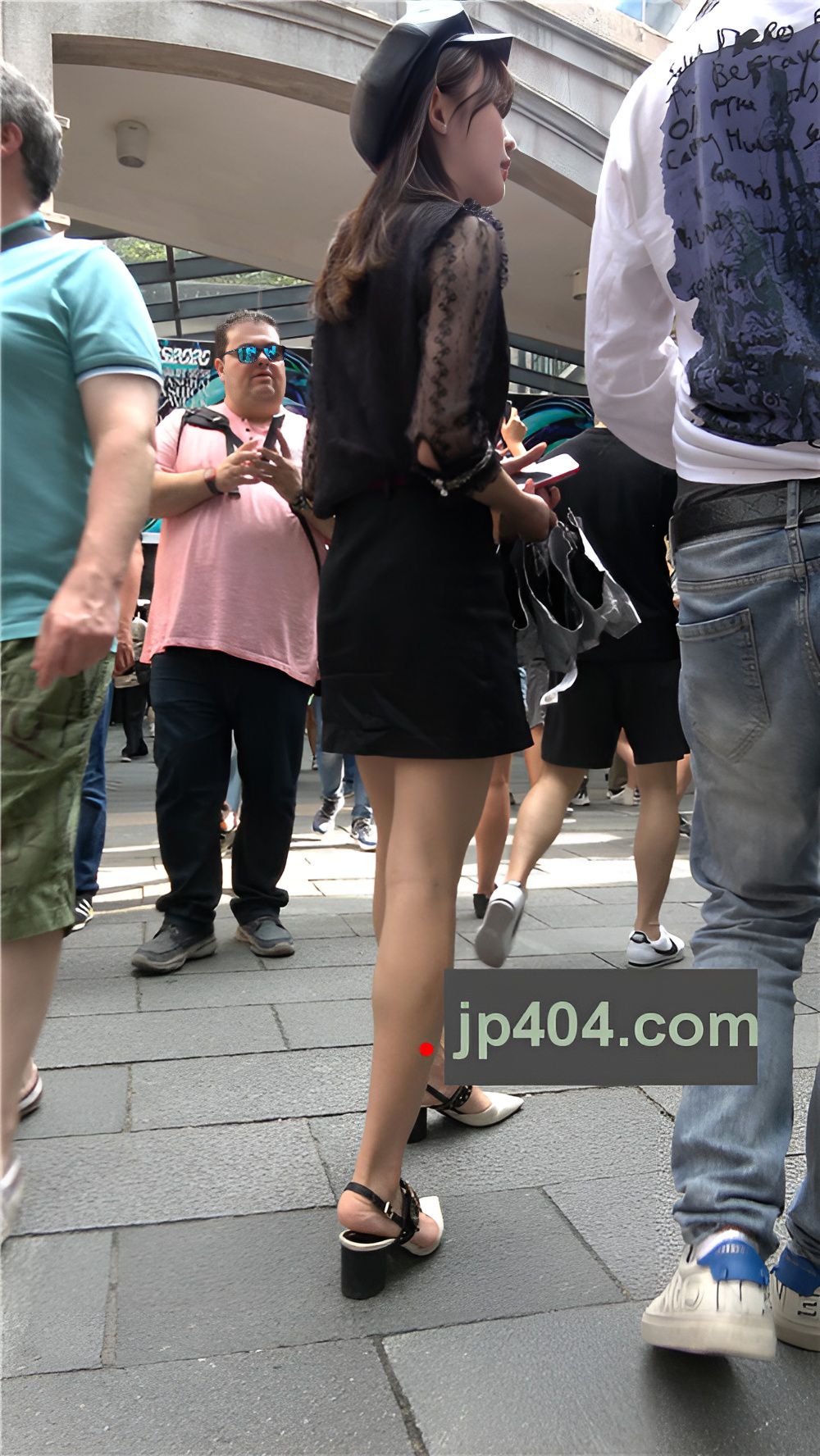 漂亮的黑色短裙小姐姐[2.18G/MP4]