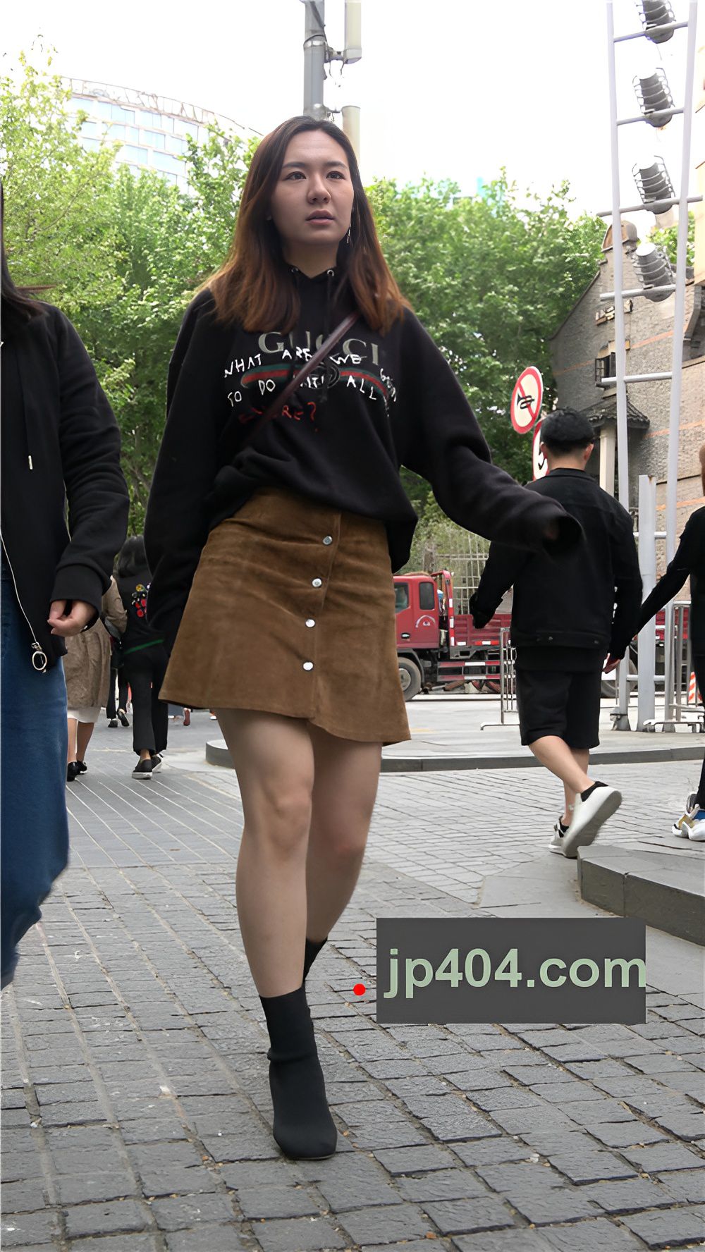 黑色卫衣小姐姐[1.68G/MP4]