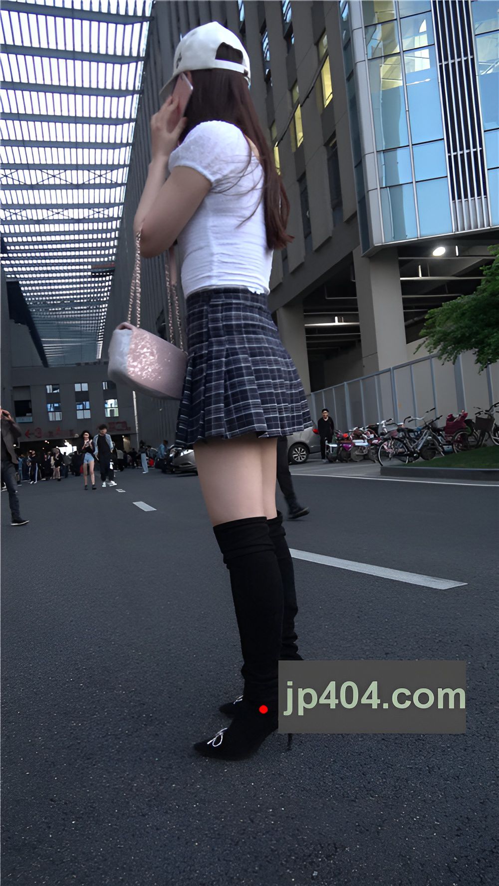 短裙美女小姐姐[1.47G/MP4]