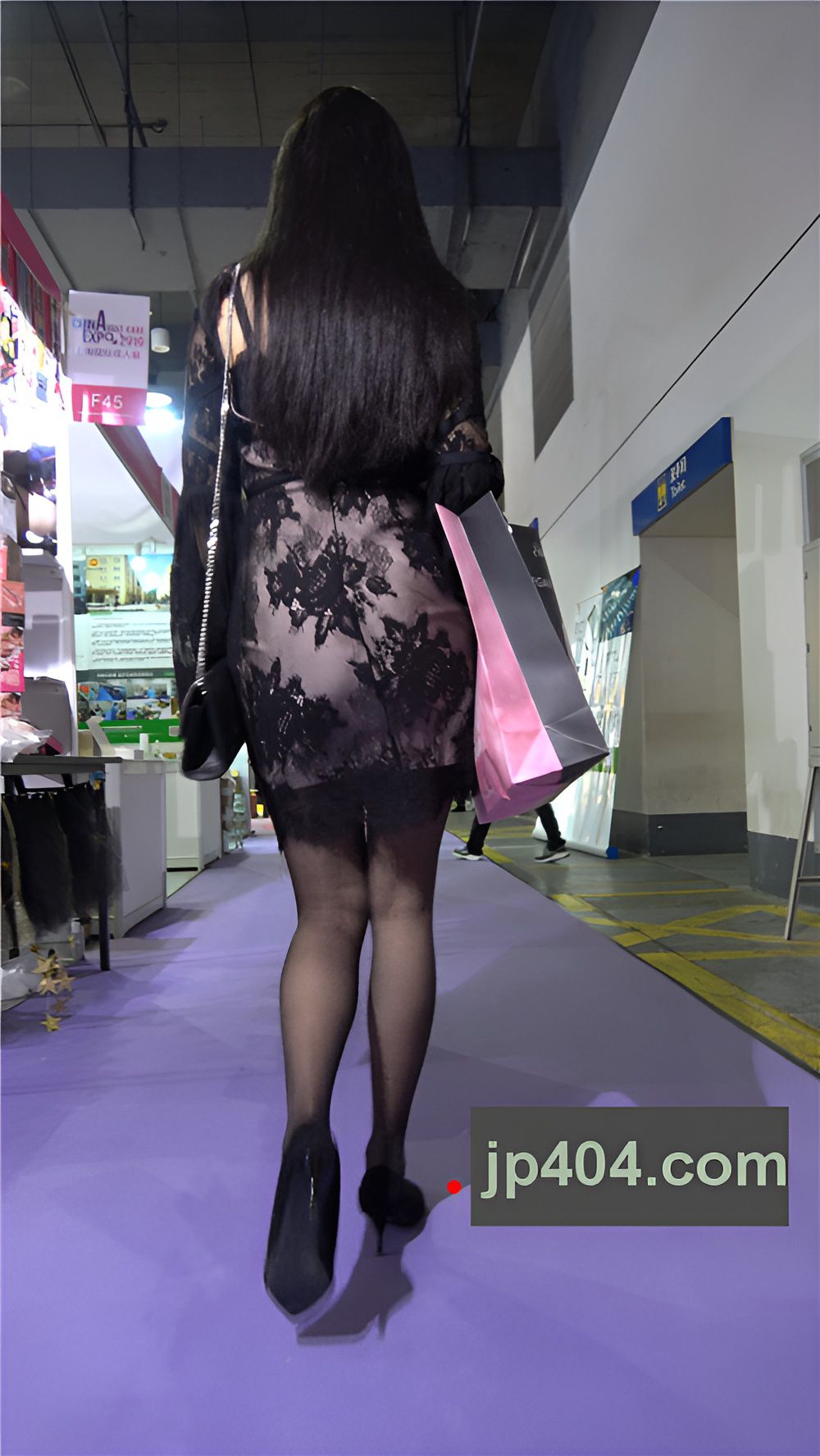 黑色连体裙美妇[1.79G/MP4]