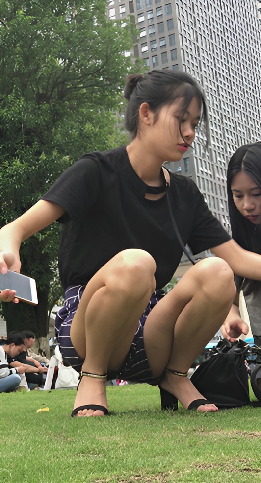 草地上玩手机的漂亮小姐姐[4.06G/MP4]