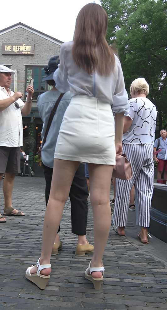 爱拍照的白色高腰裙美女[1.88G/MP4]