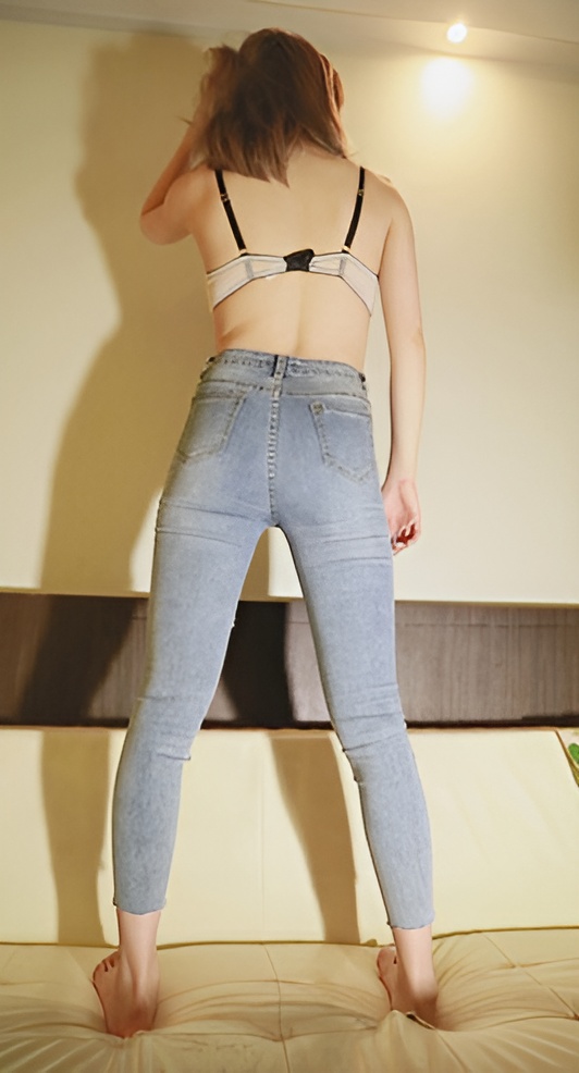 紧身牛仔裤美女[412M/MP4]