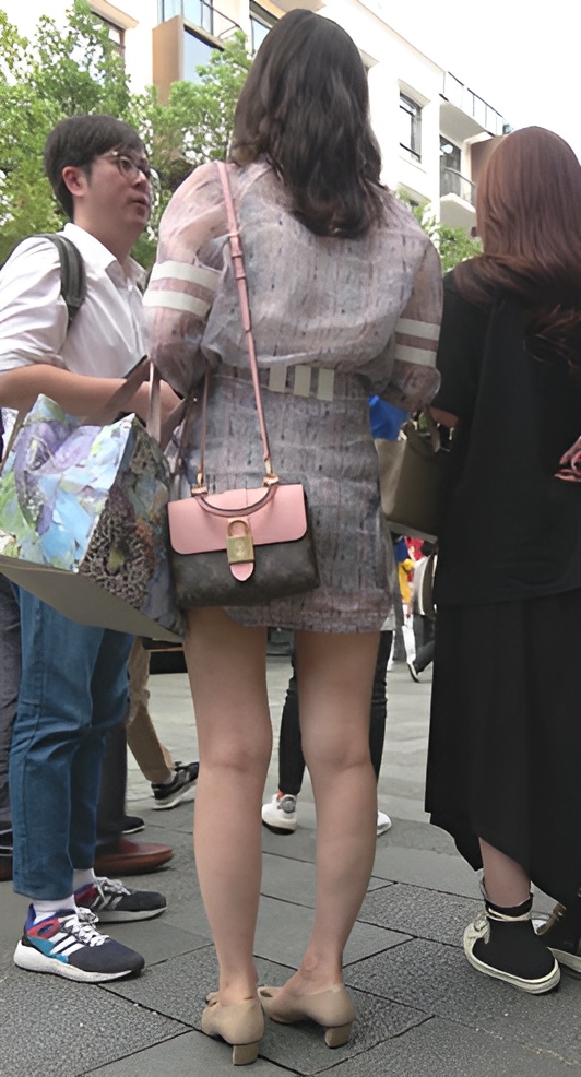 漂亮的套装妹子[1.34G/MP4]