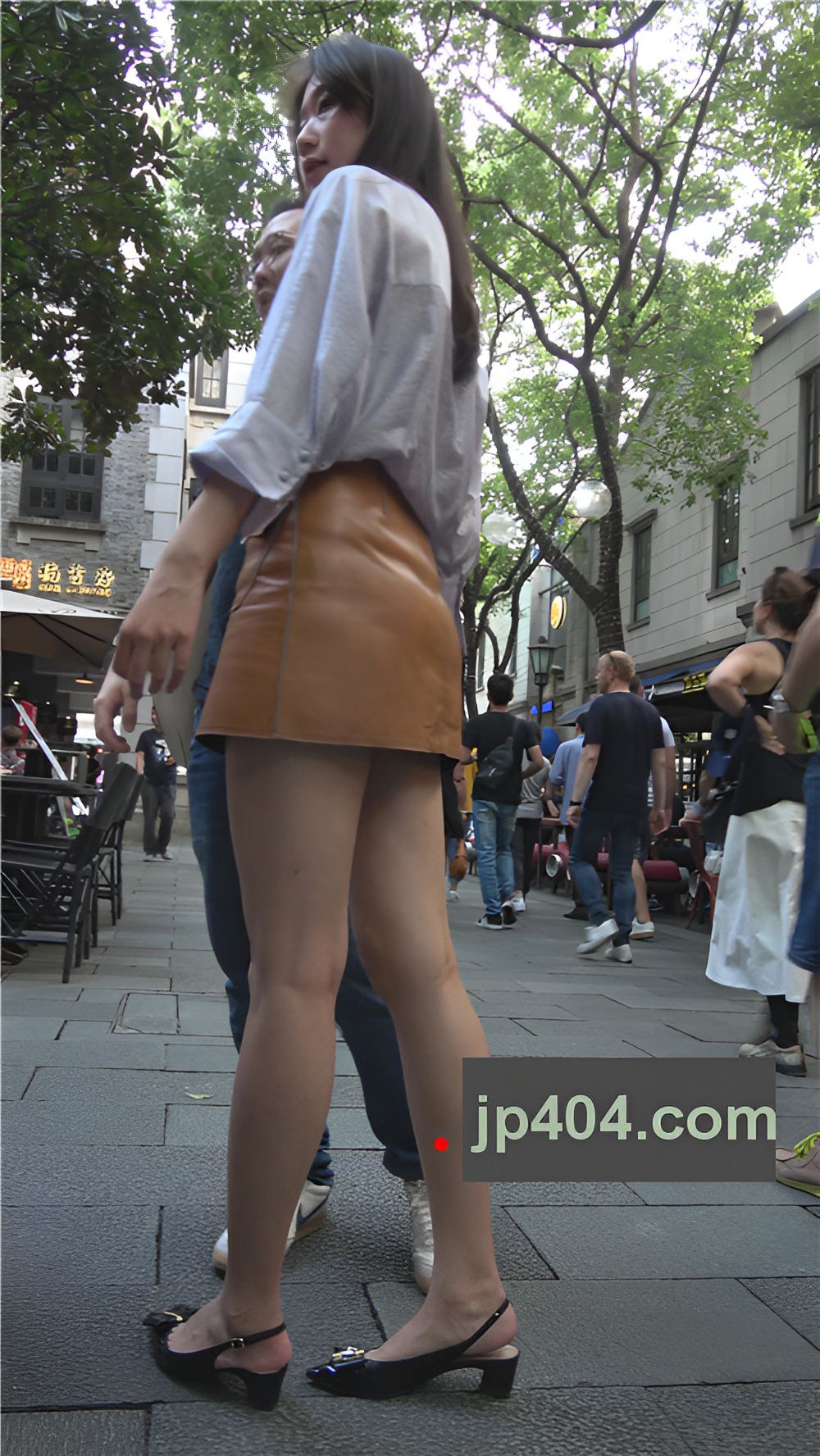 漂亮的棕色皮裙小姐姐[2.46G/MP4]