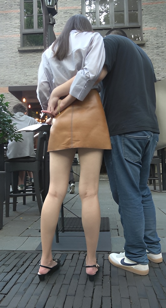 漂亮的棕色皮裙小姐姐[2.46G/MP4]