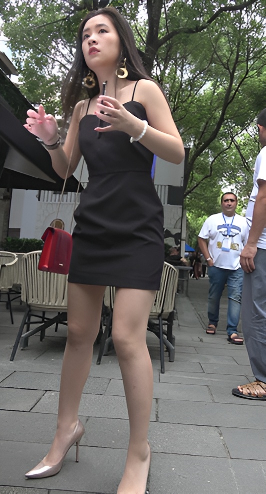 吊带黑色连体裙妹子[798M/MP4]