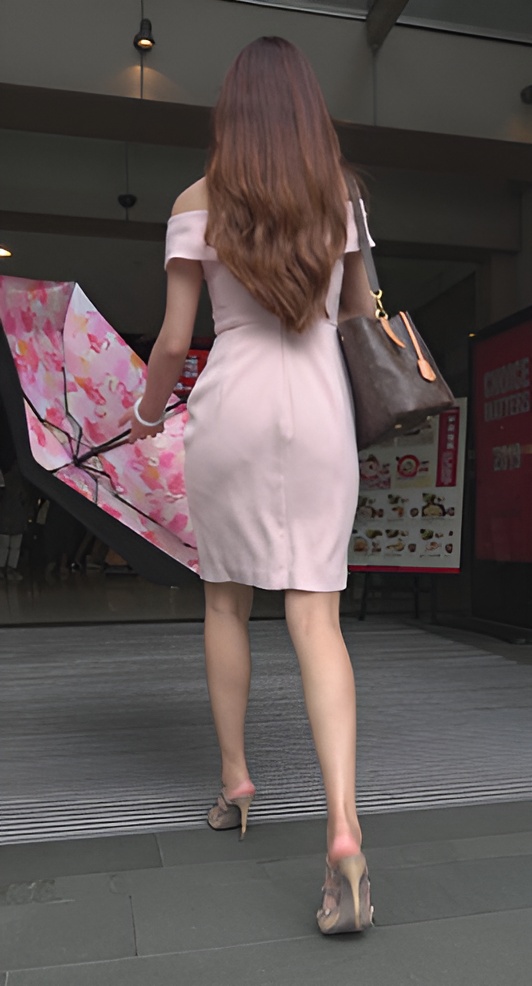 粉色连体裙小姐姐[1.3G/MP4]