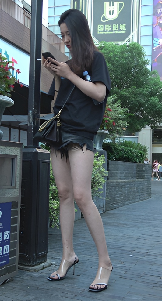 玩手机的长腿美女[2.05G/MP4]