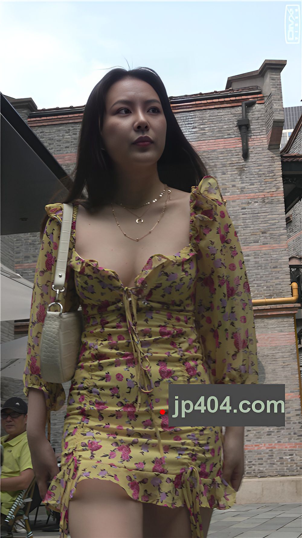 白嫩低胸装小姐姐[2.31G/MP4]