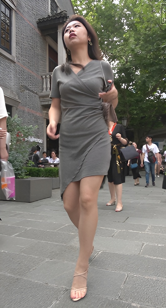 灰色连体包臀裙小姐姐[2.01G/MP4]