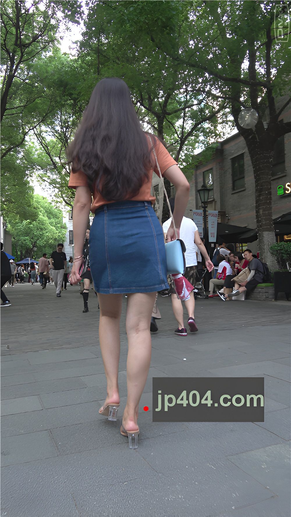 漂亮的牛仔裙小姐姐[544M/MP4]