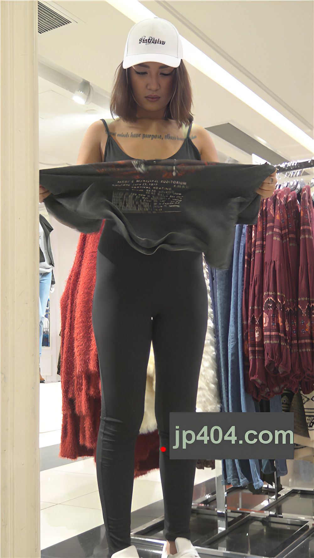 挑衣服的黑色吊带连体衣美女[711M/MP4]