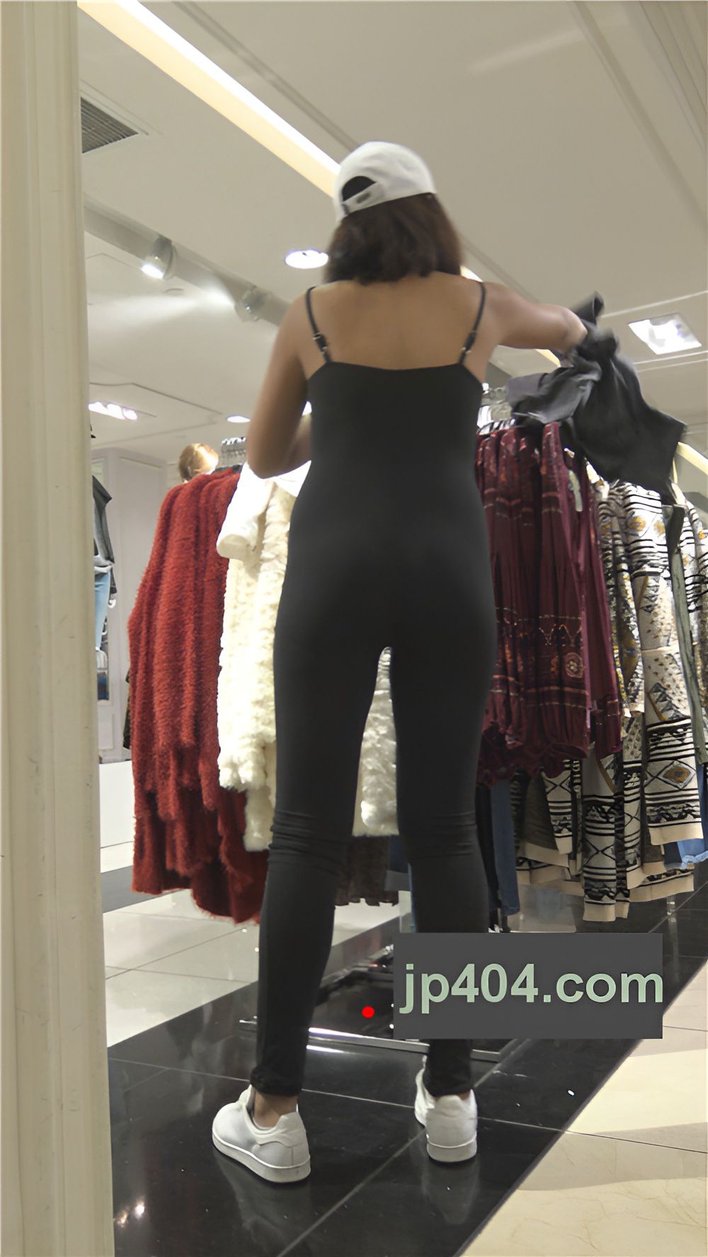 挑衣服的黑色吊带连体衣美女[711M/MP4]