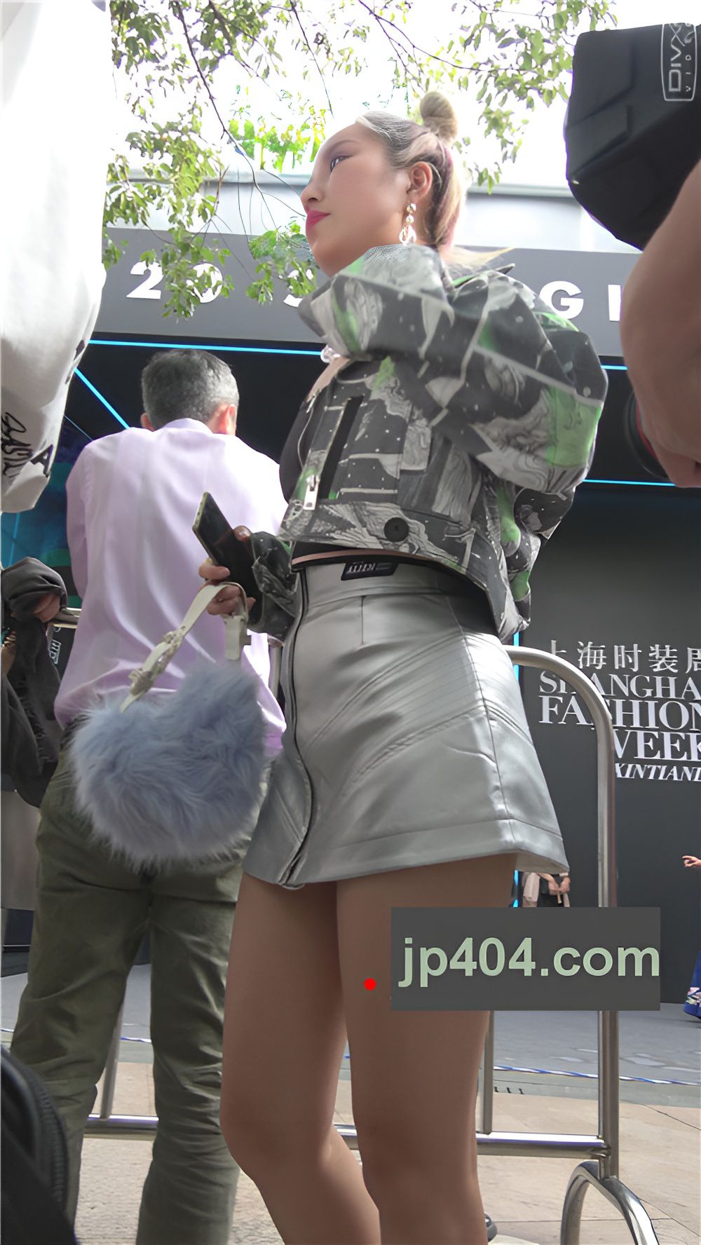 银色皮裙小姐姐[2.45G/MP4]