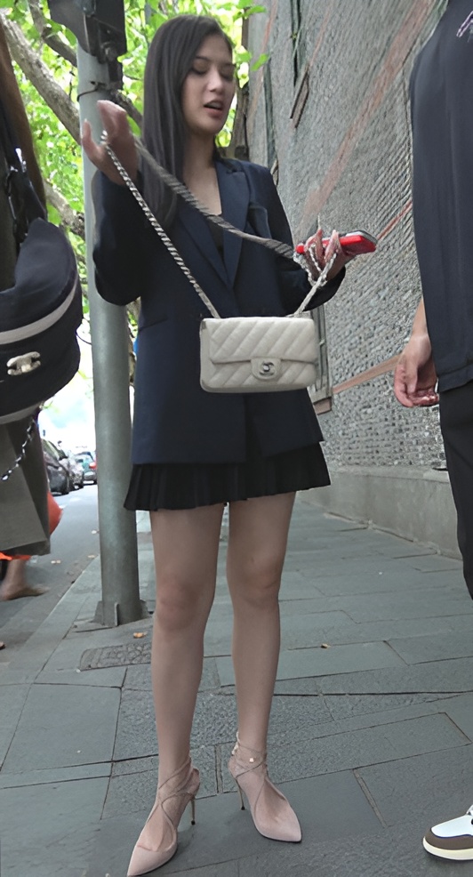 黑色短裙美女[1.58G/MP4]