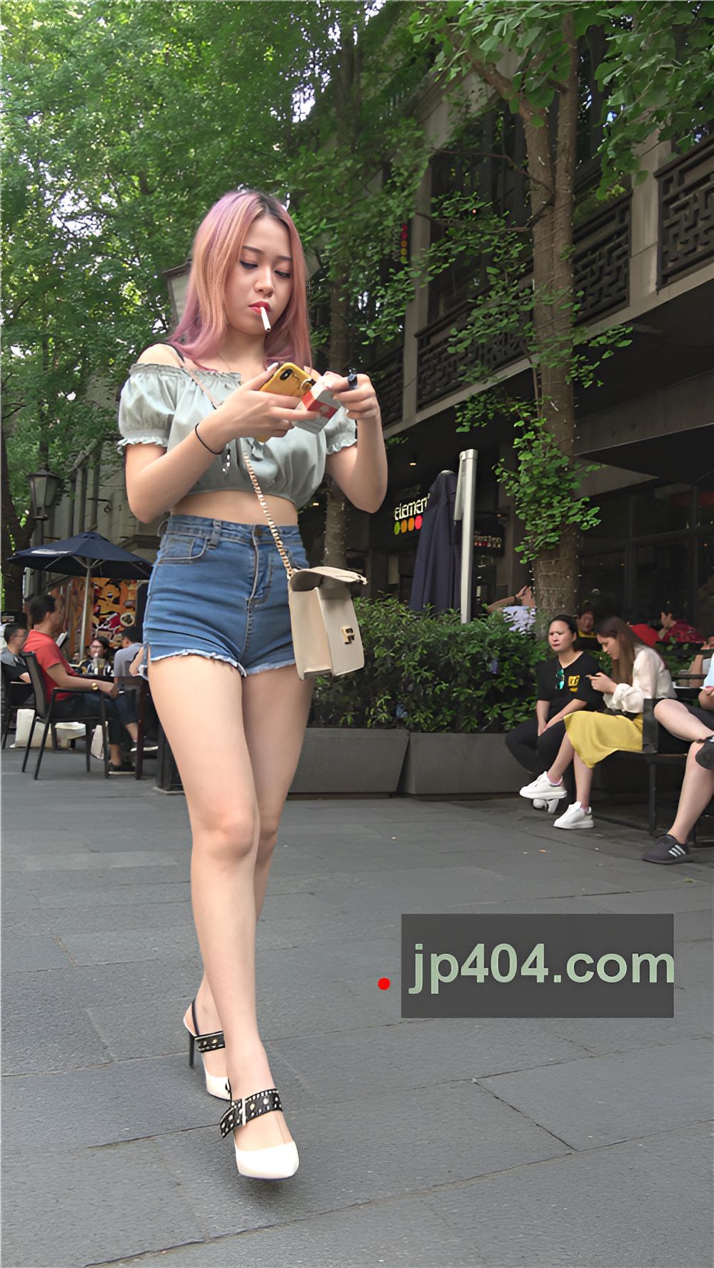 吸烟的牛仔短裤美女[1.34G/MP4]